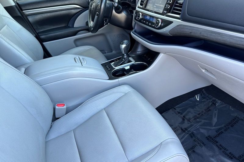 Toyota Highlander Vehicle Full-screen Gallery Image 17