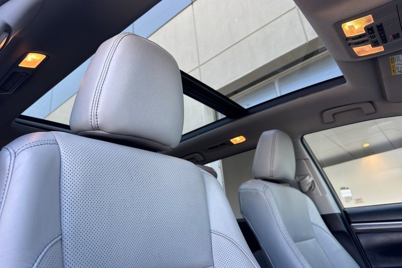 Toyota Highlander Vehicle Full-screen Gallery Image 18