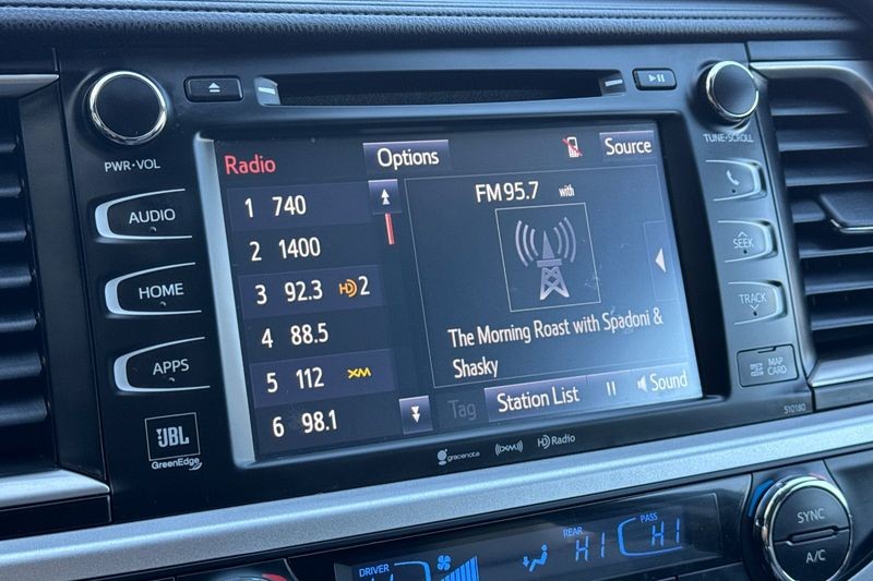 Toyota Highlander Vehicle Full-screen Gallery Image 19