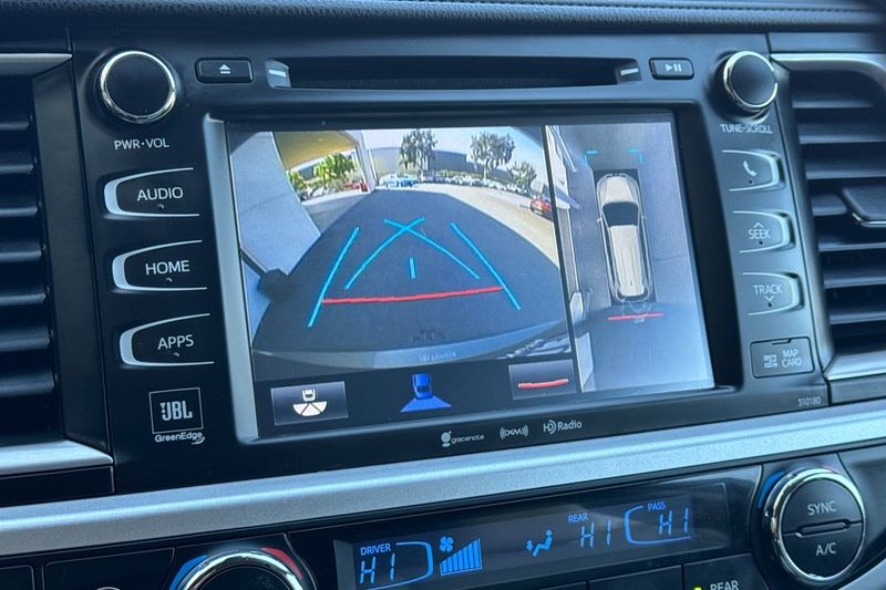 Toyota Highlander Vehicle Full-screen Gallery Image 20