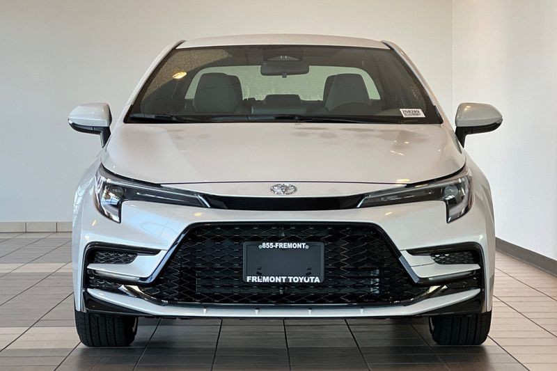 Toyota Corolla Hybrid Vehicle Full-screen Gallery Image 03