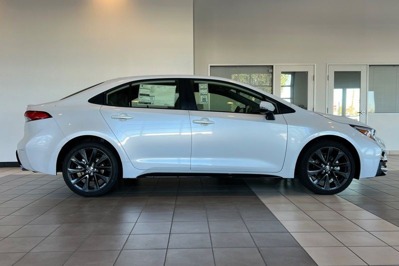 Toyota Corolla Hybrid Vehicle Full-screen Gallery Image 04