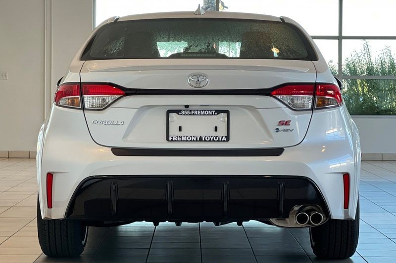 Toyota Corolla Hybrid Vehicle Full-screen Gallery Image 06
