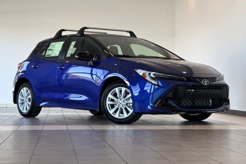 Toyota Corolla Hatchback Vehicle Full-screen Gallery Image 02