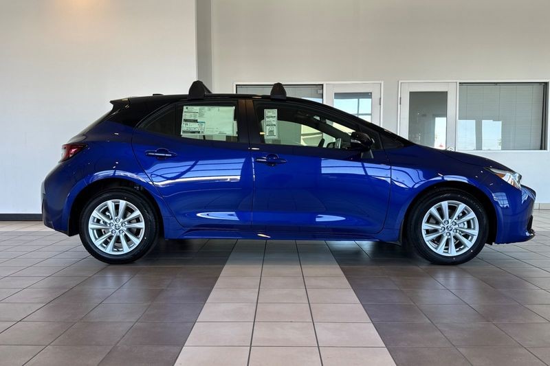Toyota Corolla Hatchback Vehicle Full-screen Gallery Image 04