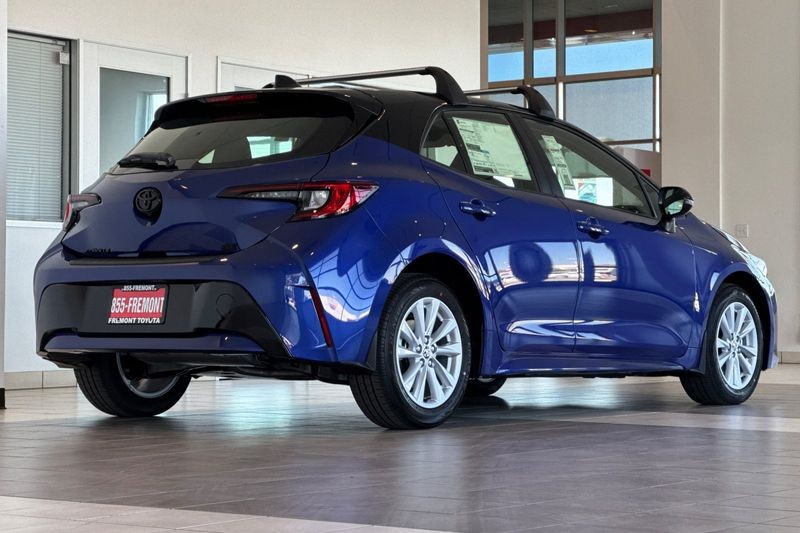 Toyota Corolla Hatchback Vehicle Full-screen Gallery Image 05