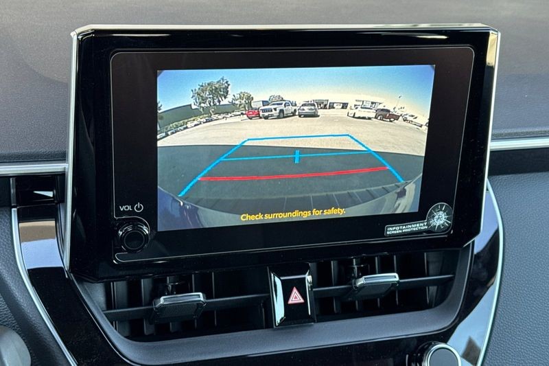 Toyota Corolla Hatchback Vehicle Full-screen Gallery Image 17