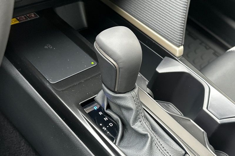 Toyota Camry Vehicle Full-screen Gallery Image 18