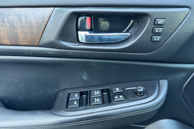 Subaru Outback Vehicle Full-screen Gallery Image 11