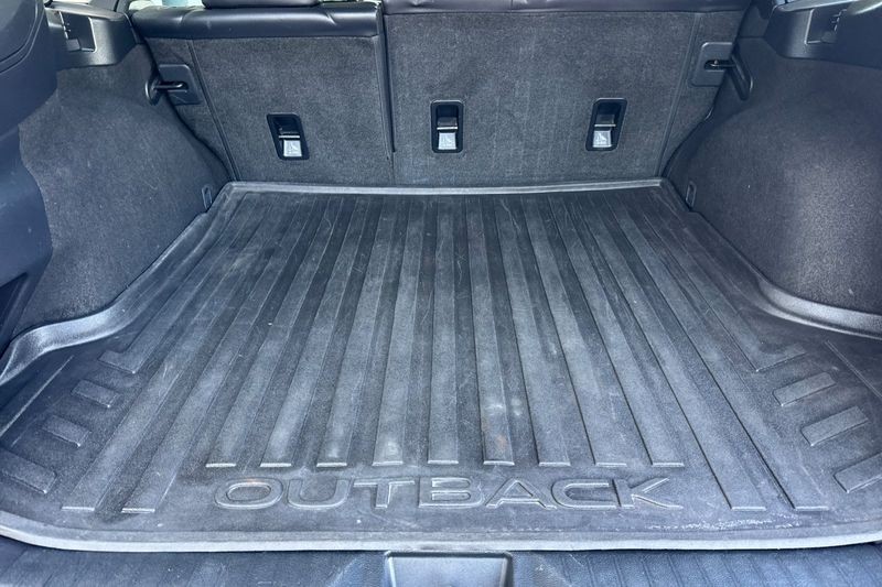 Subaru Outback Vehicle Full-screen Gallery Image 15