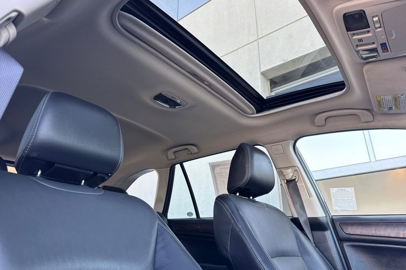 Subaru Outback Vehicle Full-screen Gallery Image 17