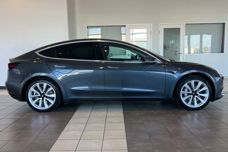 Tesla Model 3 Vehicle Full-screen Gallery Image 03