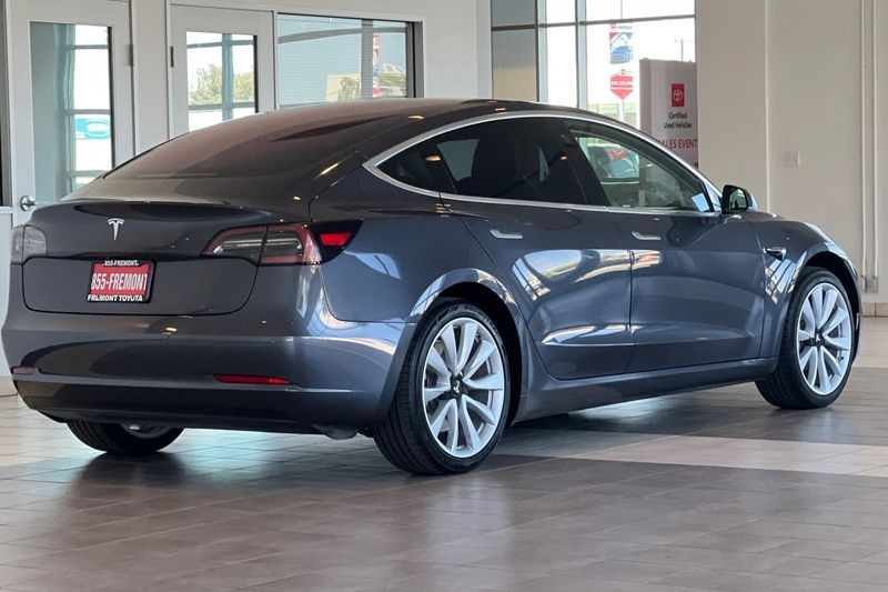 Tesla Model 3 Vehicle Full-screen Gallery Image 04