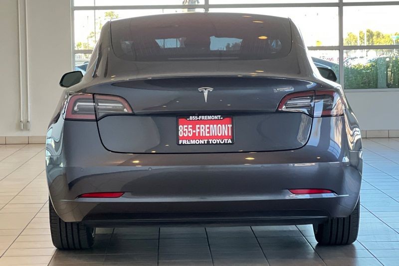 Tesla Model 3 Vehicle Full-screen Gallery Image 05
