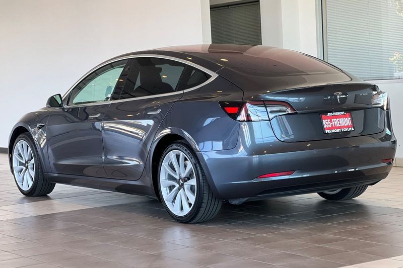 Tesla Model 3 Vehicle Full-screen Gallery Image 06