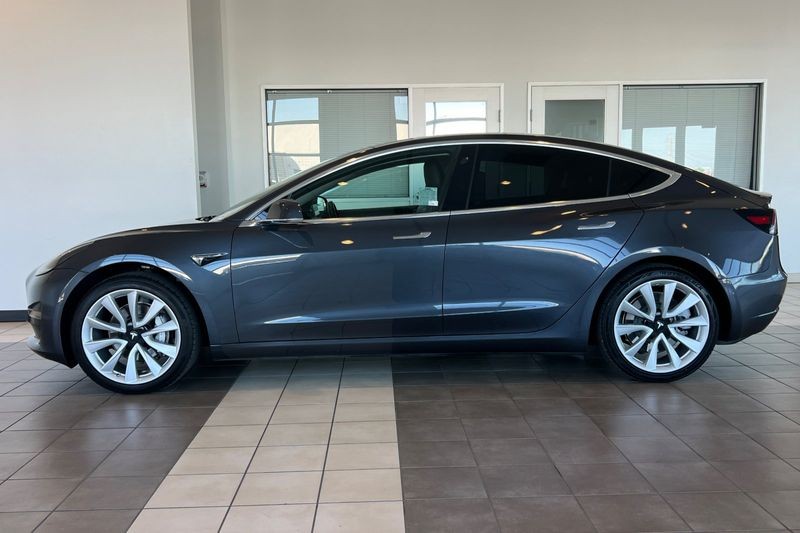 Tesla Model 3 Vehicle Full-screen Gallery Image 07