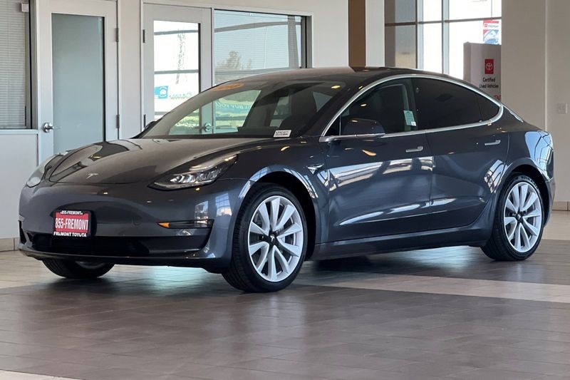 Tesla Model 3 Vehicle Full-screen Gallery Image 08