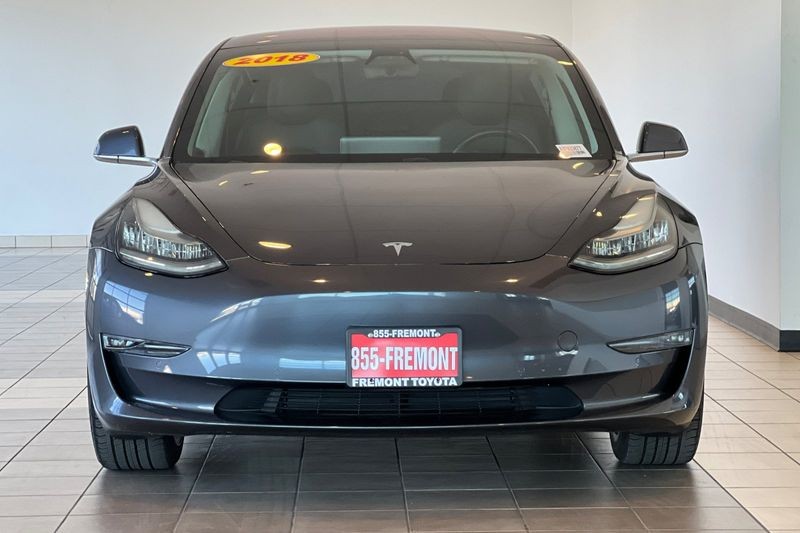 Tesla Model 3 Vehicle Full-screen Gallery Image 09