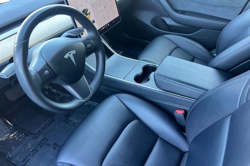 Tesla Model 3 Vehicle Full-screen Gallery Image 10