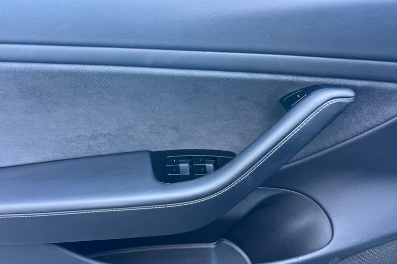 Tesla Model 3 Vehicle Full-screen Gallery Image 11