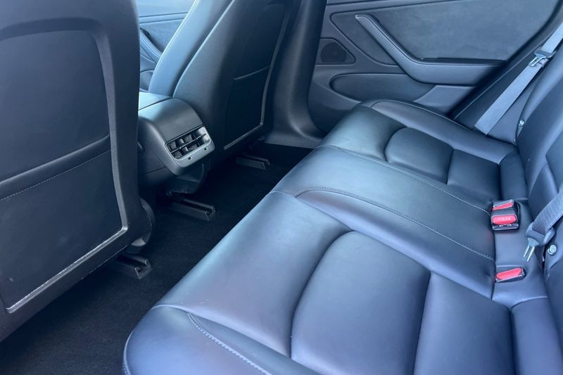 Tesla Model 3 Vehicle Full-screen Gallery Image 12