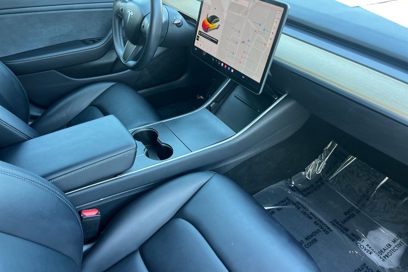 Tesla Model 3 Vehicle Full-screen Gallery Image 15