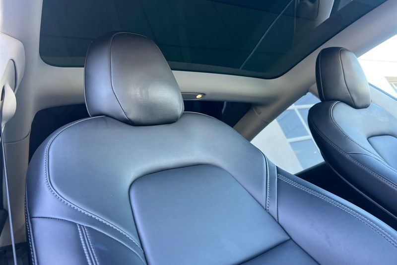 Tesla Model 3 Vehicle Full-screen Gallery Image 16