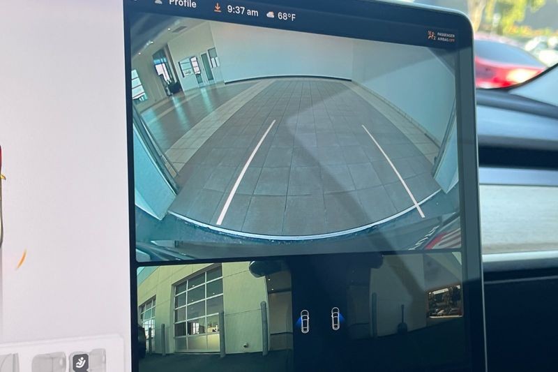 Tesla Model 3 Vehicle Full-screen Gallery Image 19