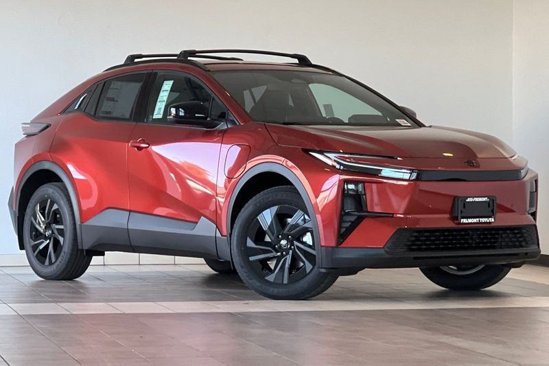 Toyota C-HR Vehicle Full-screen Gallery Image 02