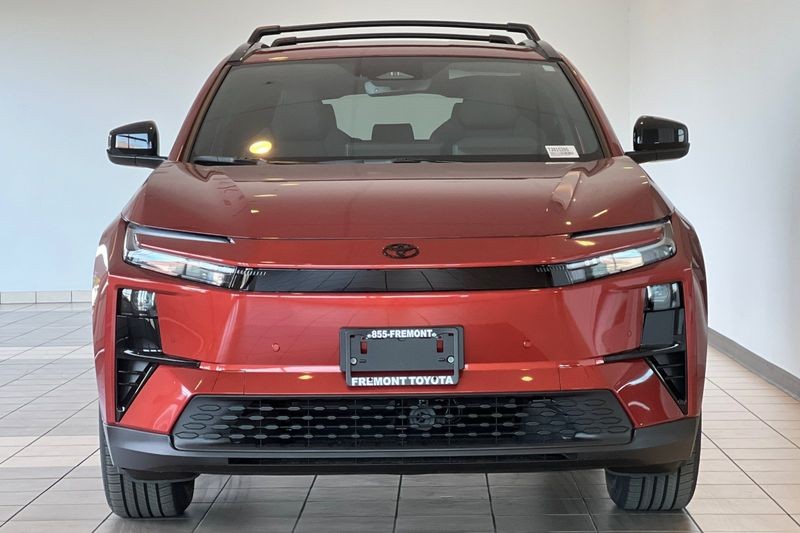 Toyota C-HR Vehicle Full-screen Gallery Image 03