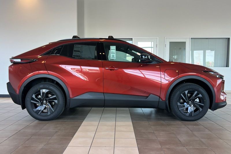 Toyota C-HR Vehicle Full-screen Gallery Image 04