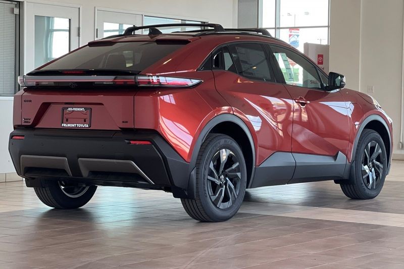 Toyota C-HR Vehicle Full-screen Gallery Image 05