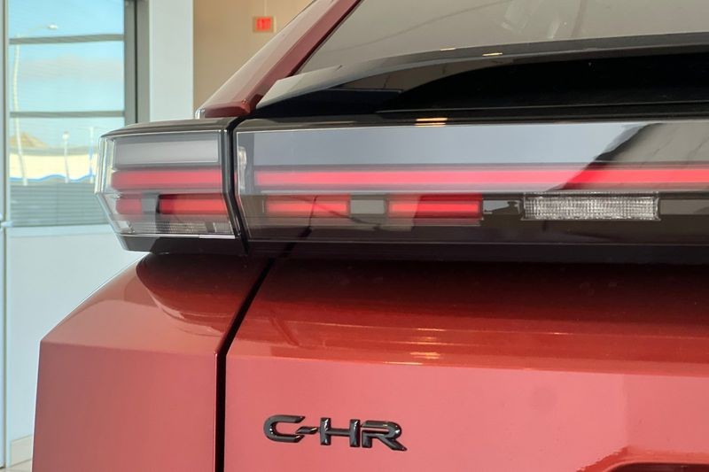 Toyota C-HR Vehicle Full-screen Gallery Image 07