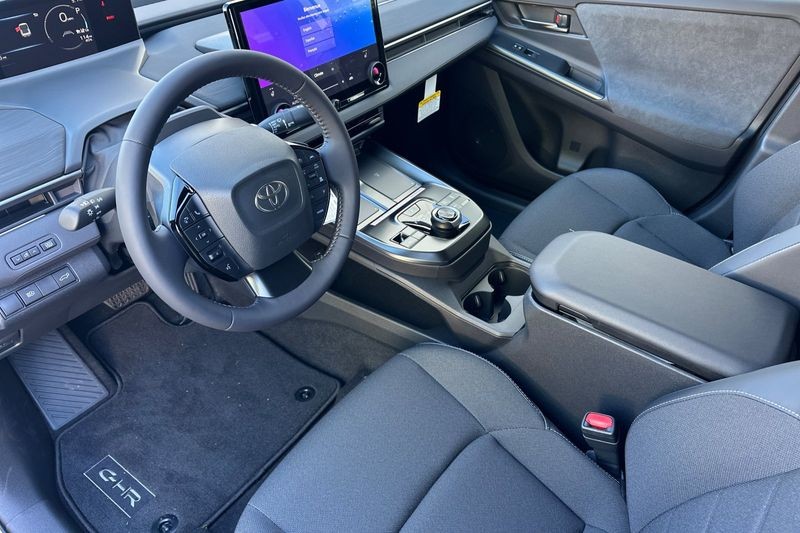Toyota C-HR Vehicle Full-screen Gallery Image 08