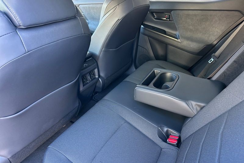 Toyota C-HR Vehicle Full-screen Gallery Image 10