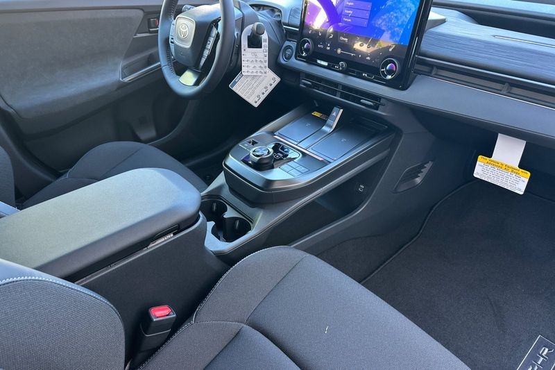 Toyota C-HR Vehicle Full-screen Gallery Image 14