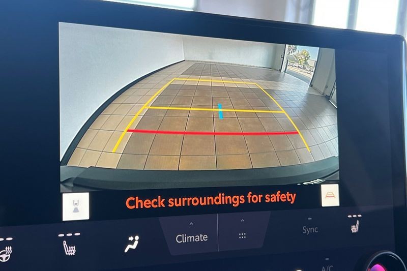 Toyota C-HR Vehicle Full-screen Gallery Image 18