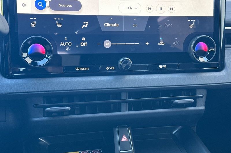 Toyota C-HR Vehicle Full-screen Gallery Image 19