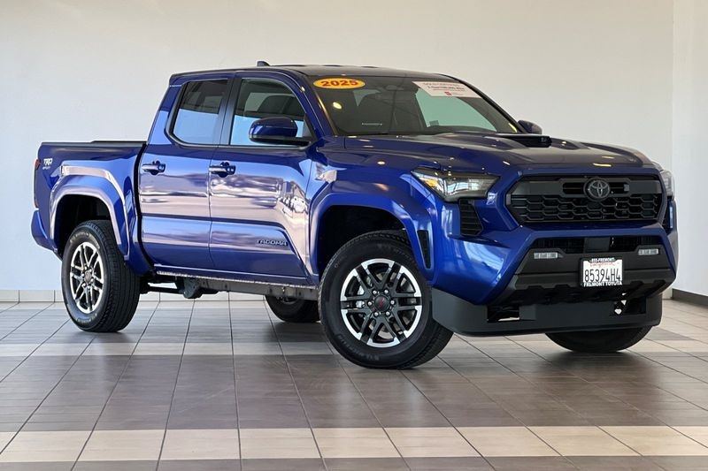 Toyota Tacoma 4WD Vehicle Full-screen Gallery Image 02