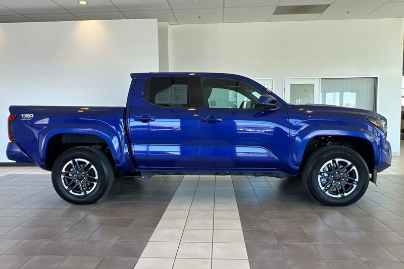 Toyota Tacoma 4WD Vehicle Full-screen Gallery Image 03