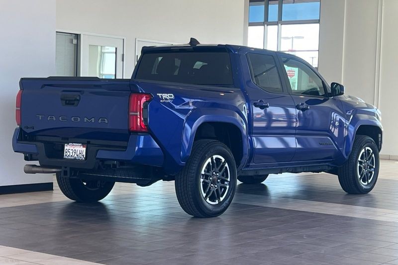 Toyota Tacoma 4WD Vehicle Full-screen Gallery Image 04