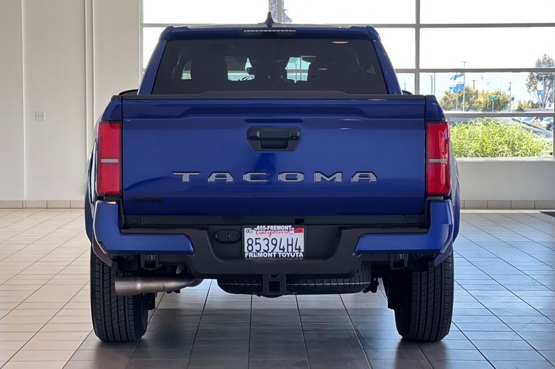 Toyota Tacoma 4WD Vehicle Full-screen Gallery Image 05