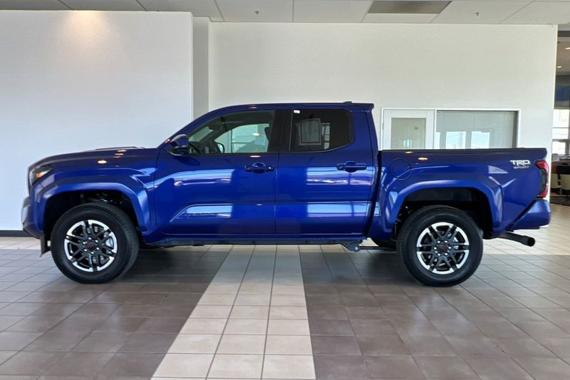 Toyota Tacoma 4WD Vehicle Full-screen Gallery Image 07