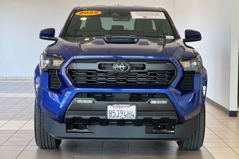 Toyota Tacoma 4WD Vehicle Full-screen Gallery Image 09