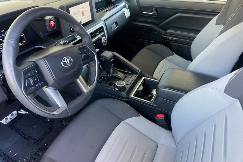 Toyota Tacoma 4WD Vehicle Full-screen Gallery Image 10