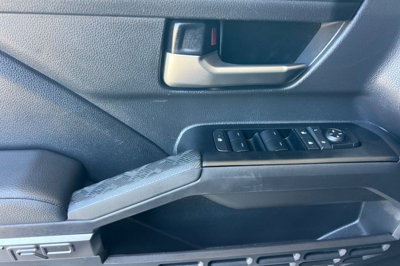 Toyota Tacoma 4WD Vehicle Full-screen Gallery Image 11