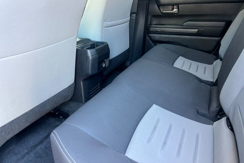 Toyota Tacoma 4WD Vehicle Full-screen Gallery Image 12