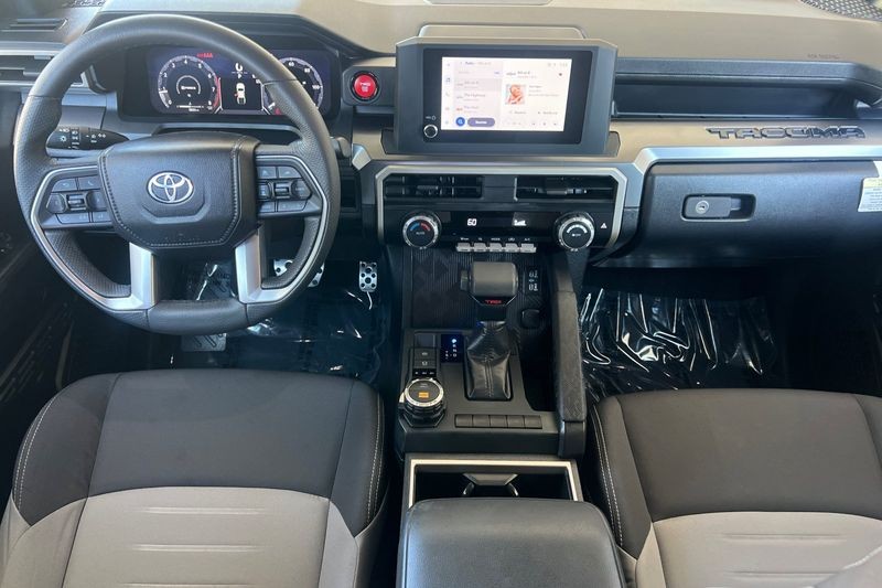 Toyota Tacoma 4WD Vehicle Full-screen Gallery Image 13