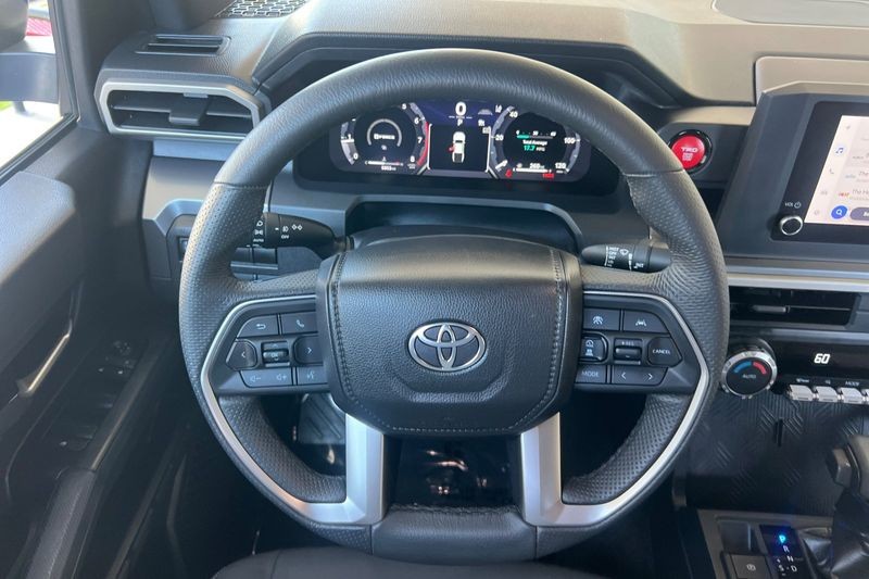 Toyota Tacoma 4WD Vehicle Full-screen Gallery Image 14