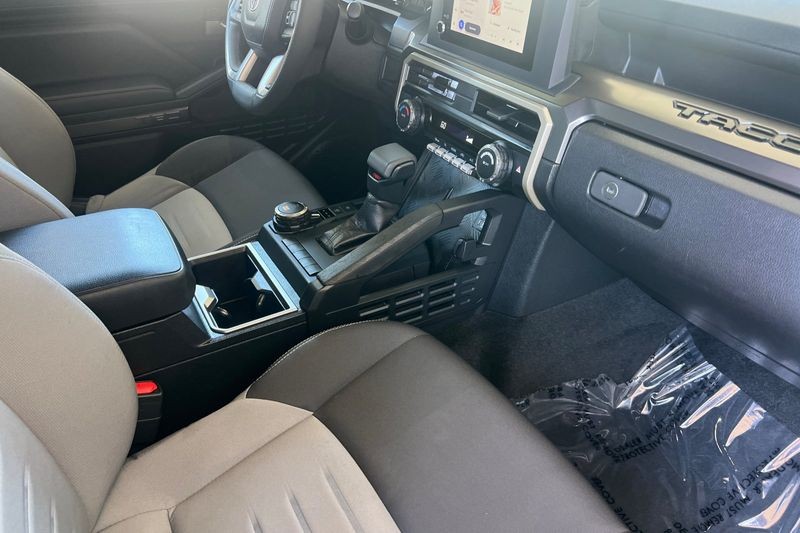 Toyota Tacoma 4WD Vehicle Full-screen Gallery Image 15